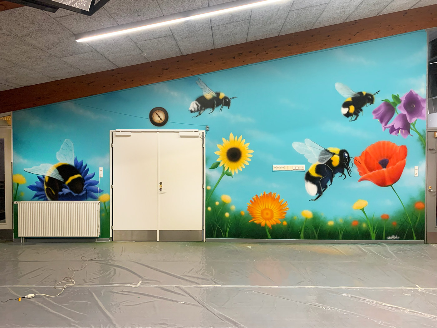 humlebier og blomster vægmaleri