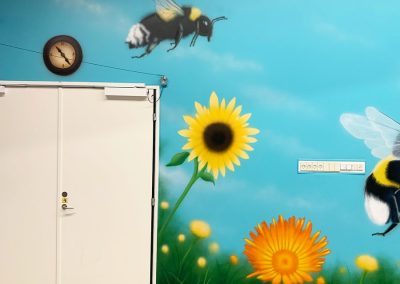 humlebier og blomster vægmaleri