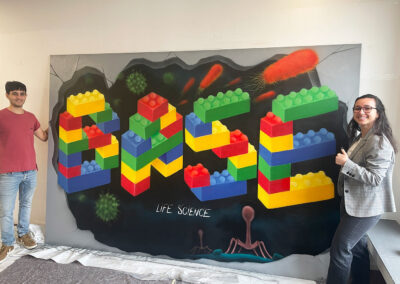 Graffiti kunst på lærred med lego tema